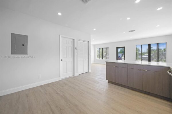 Unidad nueva. SECUNDO PISO 2 dormitorios 2 baños. La asociación permite alquiler temporal.  Oakland Park, FL - Image 2