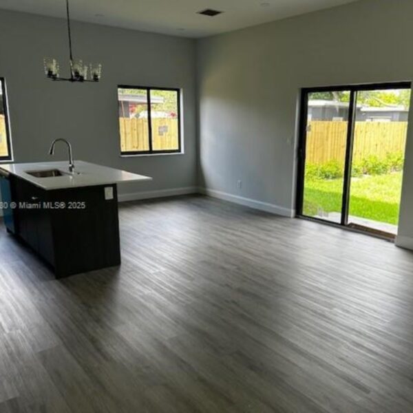 Nueva construcción. 3 dormitorios, 2 baños, 1/2 baño. Garaje para 1 coche. 307 NW 28th Ave Fort Lauderdale, FL - Image 10