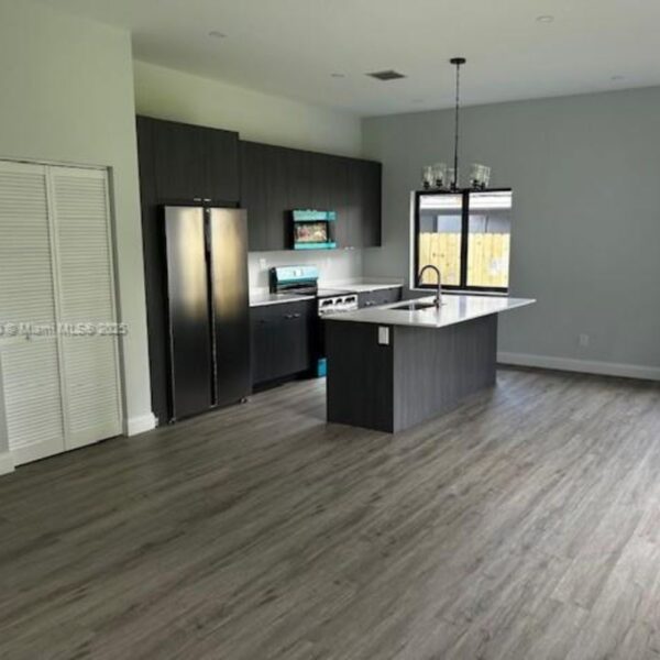 Nueva construcción. 3 dormitorios, 2 baños, 1/2 baño. Garaje para 1 coche. 307 NW 28th Ave Fort Lauderdale, FL - Image 9