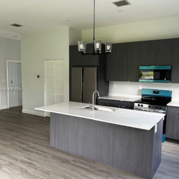 Nueva construcción. 3 dormitorios, 2 baños, 1/2 baño. Garaje para 1 coche. 307 NW 28th Ave Fort Lauderdale, FL - Image 8