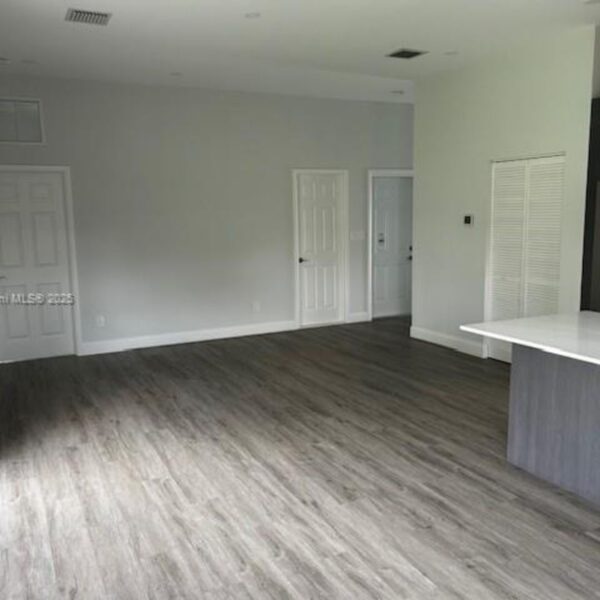 Nueva construcción. 3 dormitorios, 2 baños, 1/2 baño. Garaje para 1 coche. 307 NW 28th Ave Fort Lauderdale, FL - Image 7