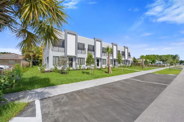 Nueva unidad. Segundo piso. Ventanas de IMPACT. Condo deja alquilar de inmediato o temporal. CARGA EV EN ARÁLISO DE ESTACIONAMIENTO. Oakland Park, FL - Image 2