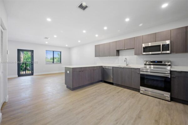 Nueva unidad. Segundo piso. Ventanas de IMPACT. Condo deja alquilar de inmediato o temporal. CARGA EV EN ARÁLISO DE ESTACIONAMIENTO. Oakland Park, FL - Image 12