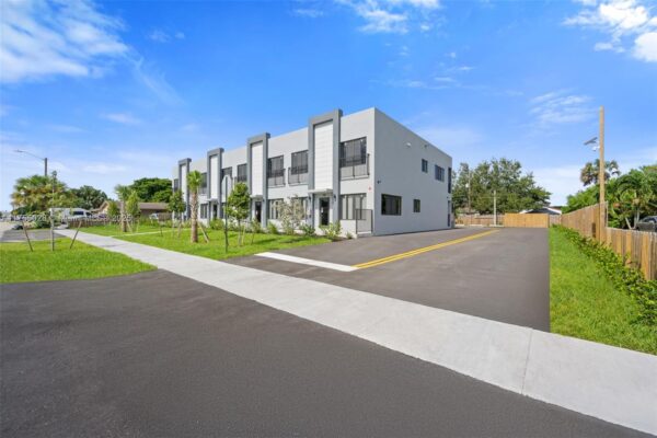 Nueva unidad. Segundo piso. Ventanas de IMPACT. Condo deja alquilar de inmediato o temporal. CARGA EV EN ARÁLISO DE ESTACIONAMIENTO. Oakland Park, FL - Image 3