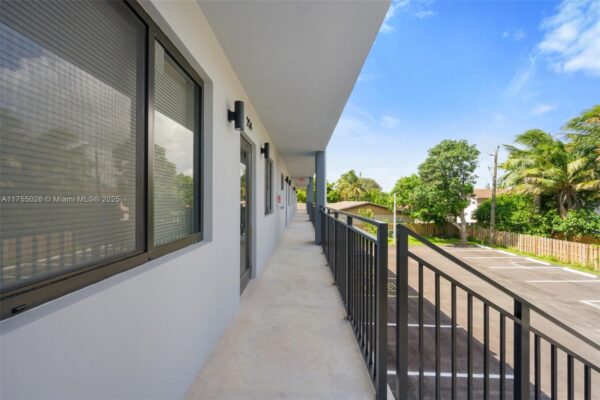 Nueva unidad. Segundo piso. Ventanas de IMPACT. Condo deja alquilar de inmediato o temporal. CARGA EV EN ARÁLISO DE ESTACIONAMIENTO. Oakland Park, FL - Image 6