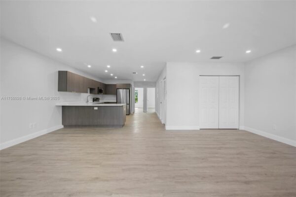 Nueva unidad. Segundo piso. Ventanas de IMPACT. Condo deja alquilar de inmediato o temporal. CARGA EV EN ARÁLISO DE ESTACIONAMIENTO. Oakland Park, FL - Image 9