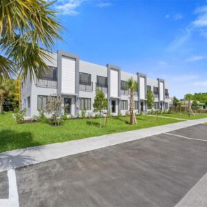 Nueva unidad. Primer piso. Un espacio de estacionamiento asignado. Puede alquilar en medio o temporal.   Oakland Park, FL