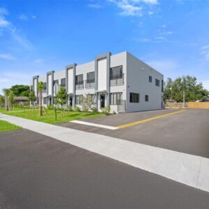 Nueva unidad. Segundo piso. Ventanas de IMPACT. Condo deja alquilar de inmediato o temporal. CARGA EV EN ARÁLISO DE ESTACIONAMIENTO. Oakland Park, FL