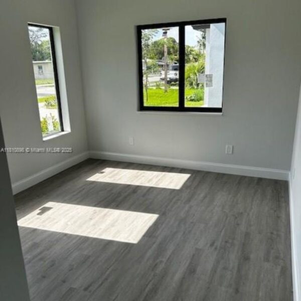 Nueva construcción. 3 dormitorios, 2 baños, 1/2 baño. Garaje para 1 coche. 301 NW 28th Ave Fort Lauderdale, FL - Image 8