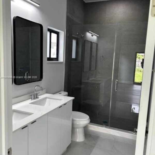 Nueva construcción. 3 dormitorios, 2 baños, 1/2 baño. Garaje para 1 coche. 301 NW 28th Ave Fort Lauderdale, FL - Image 6