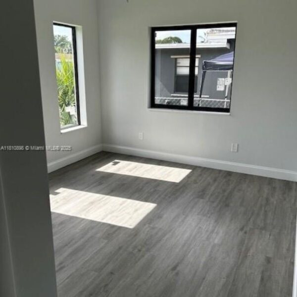 Nueva construcción. 3 dormitorios, 2 baños, 1/2 baño. Garaje para 1 coche. 301 NW 28th Ave Fort Lauderdale, FL - Image 3