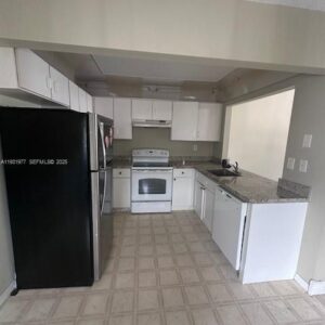 Genial 2/2. Segundo piso. Comunidad cerrada. Lavadora y secadora dentro de la unidad. Fácil de mostrar y fácil de alquilar. 471 NE 210th Cir Ter #204-14 Miami, FL 33179