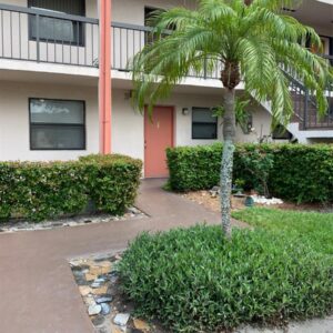 EXCELENTE 2/2. Primer piso. Actualmente alquilado por $2,100. Gran inquilino. Comunidad cerrada. Techo nuevo instalado y tasación pagada. 851 NE 207th Ln #103-13 Miami, FL 33179-1947