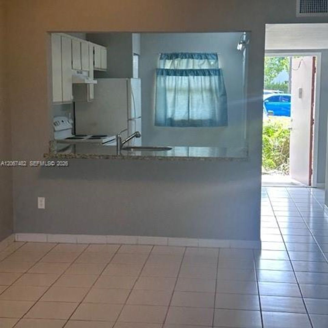 Excelente Departamento 3/2. Planta baja. Recién Pintado, Lavarropas y Secarropas, Piscina Comunitaria. Miami, FL