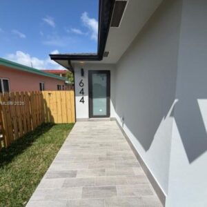 Casa a Estrenar 3/2. Planta Baja. Todo Nuevo, Ventanas de Impacto, Cerca de I-95 y el Mar. Hallandale Beach, FL