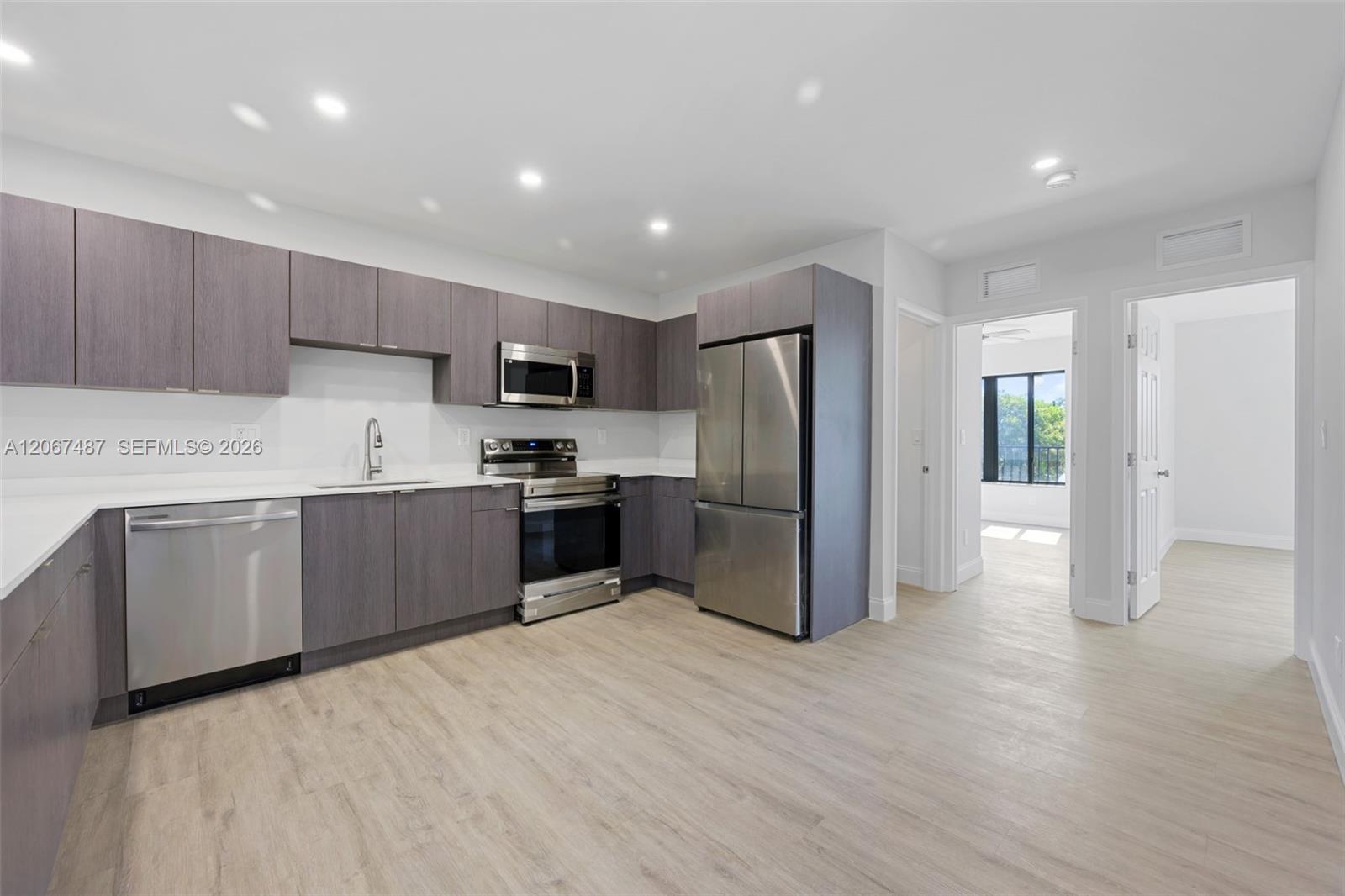 Amplio Departamento 2/2 A Estrenar. Segundo piso. Lavarropas y Secarropas Incluidos, Excelente Ubicación. Oakland Park, FL - Image 2