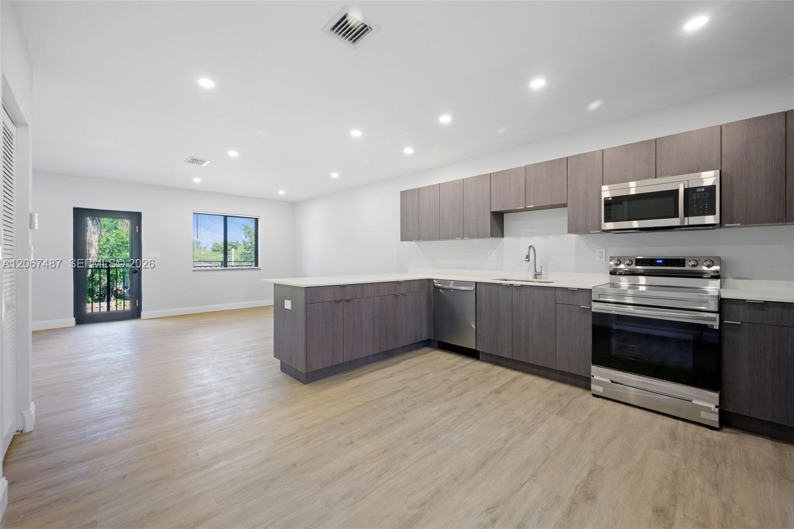 Amplio Departamento 2/2 A Estrenar. Segundo piso. Lavarropas y Secarropas Incluidos, Excelente Ubicación. Oakland Park, FL - Image 3