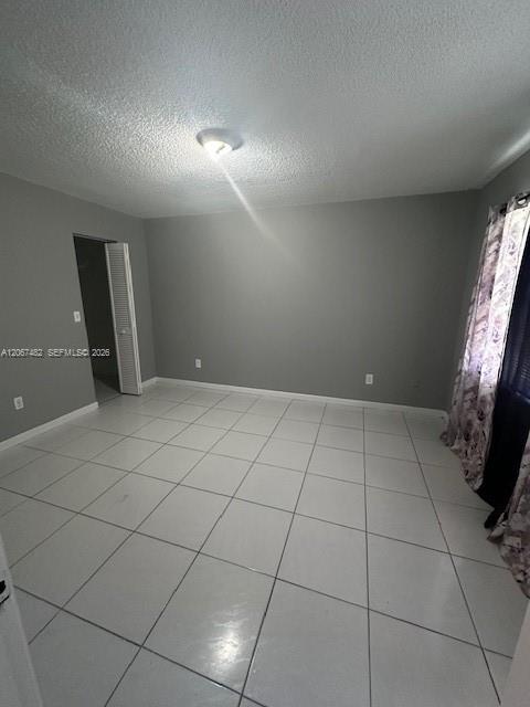 Excelente Departamento 3/2. Planta baja. Recién Pintado, Lavarropas y Secarropas, Piscina Comunitaria. Miami, FL - Image 6