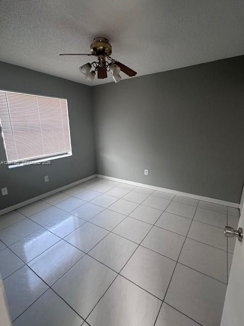 Excelente Departamento 3/2. Planta baja. Recién Pintado, Lavarropas y Secarropas, Piscina Comunitaria. Miami, FL - Image 7