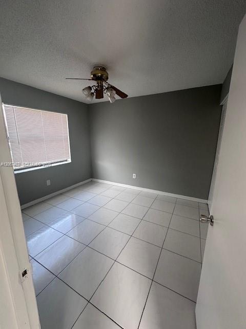 Excelente Departamento 3/2. Planta baja. Recién Pintado, Lavarropas y Secarropas, Piscina Comunitaria. Miami, FL - Image 8